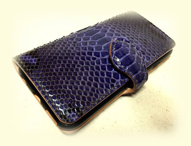 紫のパイソンを使用したiPhone6s用手帳型ケース！