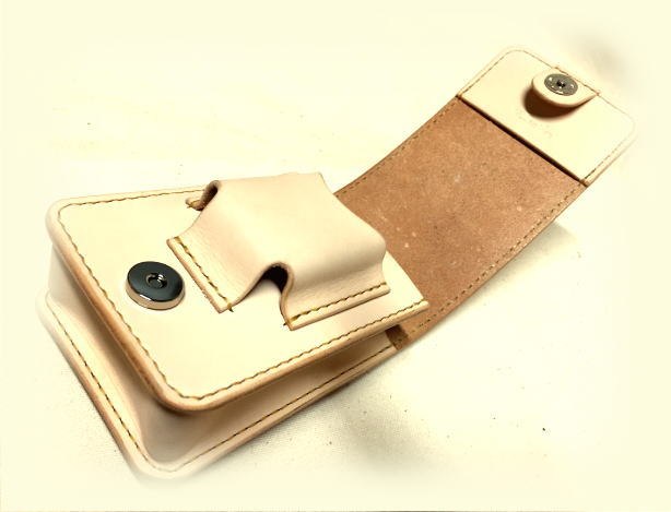 ケース内側にはタバコとZippoがそれぞれ入る仕様に！