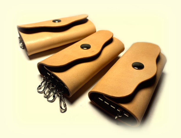 お名前を打刻した3つのヌメ革キーケースの詳細へ