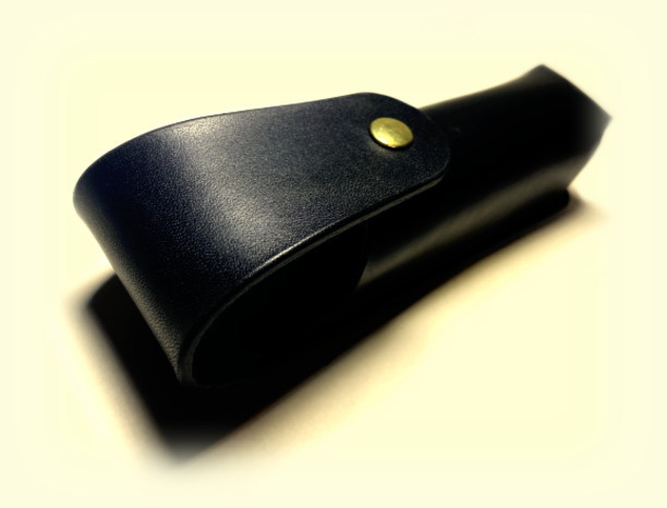 黒牛革を使用した熊よけスプレーホルダーの詳細へ